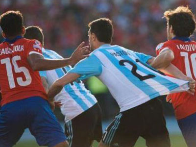 Pastore... tự kéo áo mình để kiếm penalty cho Argentina nhưng không thành