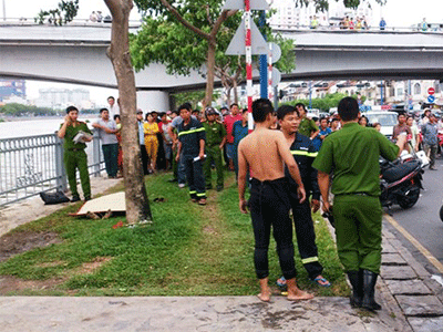 Quỳ lạy tứ phía rồi lao mình xuống kênh Tàu Hủ