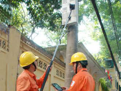 Hà Nội: Dùng "gậy tự sướng" ghi công tơ điện