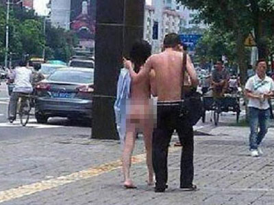 Nghi ngoại tình, chồng bắt vợ mặc đồ lót diễu phố
