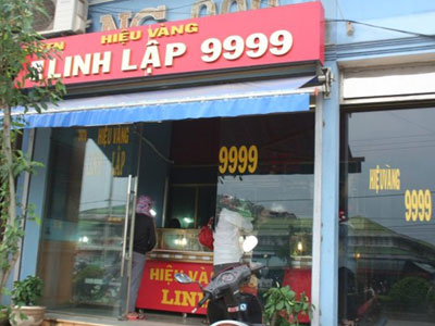 Trộm tiệm vàng, cô gái 15 tuổi bị bắt tại trận