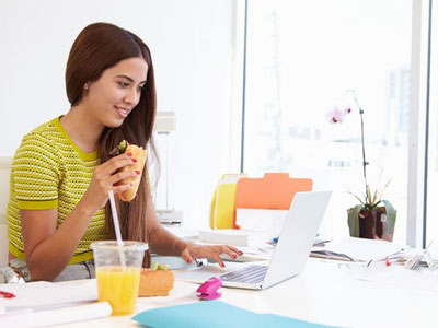 6 tác hại không ngờ khi ăn trưa tại bàn làm việc