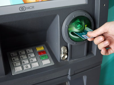 ATM gánh gần 30 loại phí: Lương Việt Nam, phí như Tây