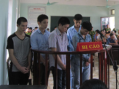 Bảy nghi can tra khảo, đánh chết bạn cùng buồng giam