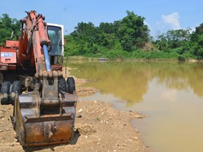 Máy xúc rơi xuống sông, công nhân chết ngạt trong cabin