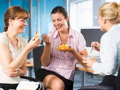 7 thói quen ăn uống sai lầm của dân văn phòng