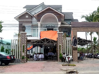 Chui vào cốp ôtô, hai em nhỏ tử vong