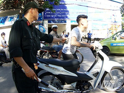 CSGT Hà Nội "truy quét" lái xe đầu trọc, xăm trổ ngổ ngáo lạng lách trên phố