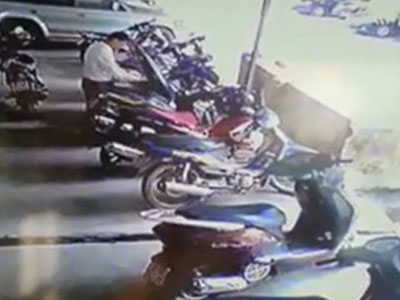 Táo tợn vào Cục Quản lý đường bộ cạy cốp xe lấy tiền nhanh như chớp