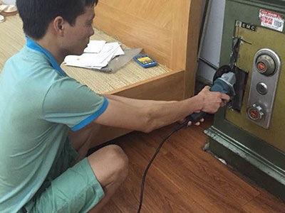 Thủ đoạn trộm két sắt tinh vi của người làm công