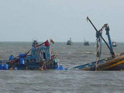 12 ngư dân bám thúng chai lênh đênh trên biển chờ cứu nạn