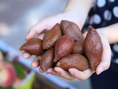 Bán mây Thái, hàng rong Hà Nội hét giá gấp đôi