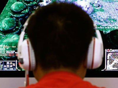 Cho bạn gái uống thuốc ngủ để thoải mái chơi điện tử