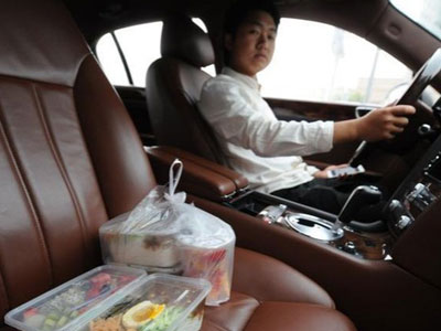 Đại gia 9x Trung Quốc lái Bentley đi... giao cơm hộp