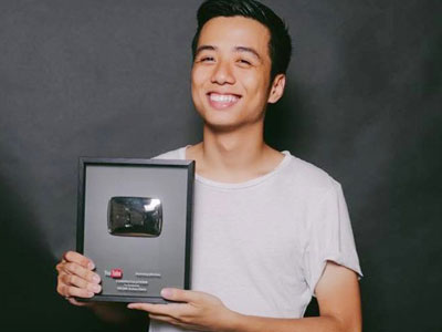 He Always Smiles nhận nút Play mạ bạc từ YouTube