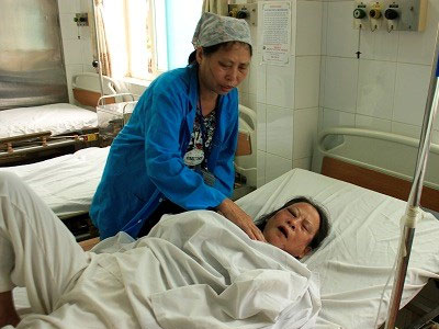 Nạn nhân bị xe xúc ủi chèn qua người đang nguy kịch