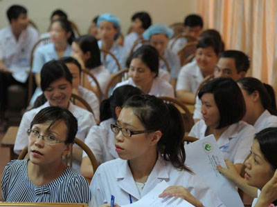Vì sao y, bác sĩ phơi nhiễm HIV vẫn làm việc bình thường?