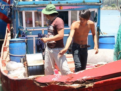 Tàu Trung Quốc lại tông chìm tàu ngư dân Quảng Ngãi