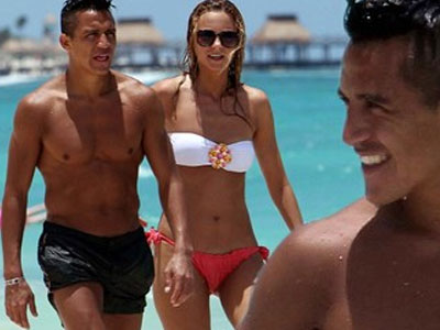 Alexis Sanchez yêu lại từ đầu, HLV Wenger... đau đầu