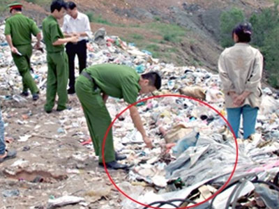 Chết đứng khi bới rác nhặt được… chân người