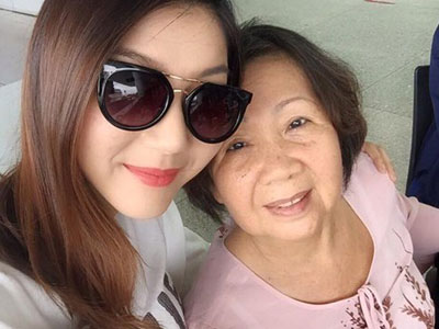 Ngọc Quyên bịn rịn chia tay mẹ để sang Mỹ dưỡng thai
