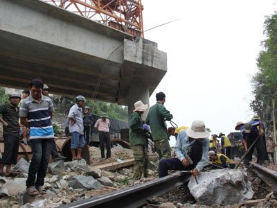 Thi công quốc lộ 1: Nguy hiểm đất đá rơi xuống đường ray