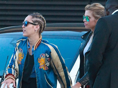 Mẫu nội y xác nhận hẹn hò Miley Cyrus