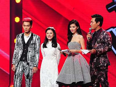 MC gợi cảm bị "ném đá" ngay khi mở màn Giọng hát Việt 2015 là ai?