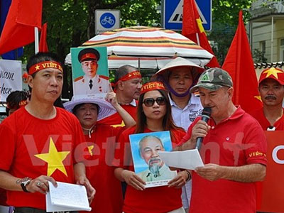 Người Việt tại Đức biểu tình phản đối Trung Quốc xây đảo trái phép