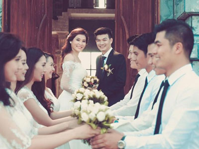 Top 10 Hoa hậu Việt Nam 2010 chuẩn bị lên xe hoa