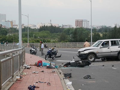 Bé trai vụ tai nạn cầu Thuận Phước gãy cả tay chân