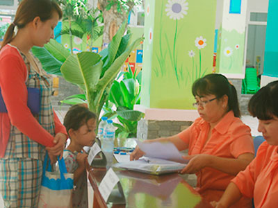 Người Sài Gòn xếp hàng từ 4h xin vào trường mầm non cho con