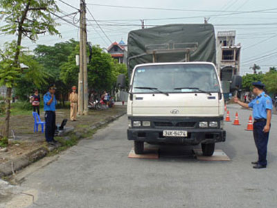 Ai được chặn xe vi phạm giao thông?
