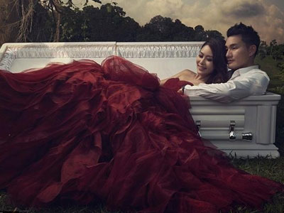 Cặp đôi chụp ảnh cưới bên quan tài gây tranh cãi