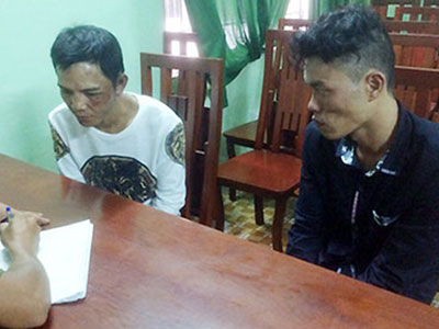 Hai tên cướp ngã nhào sau cú đạp của đặc nhiệm