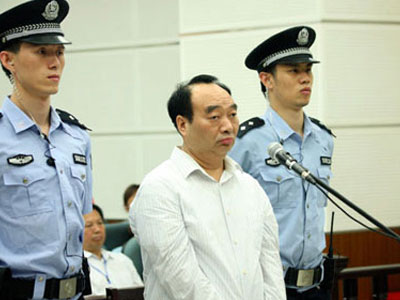 Quan Trung Quốc sa bẫy tình