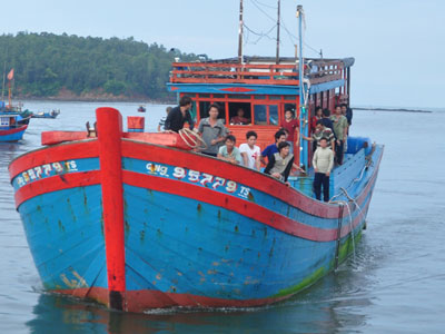 11 ngư dân trên tàu cá bị Trung Quốc đâm chìm đã về bến