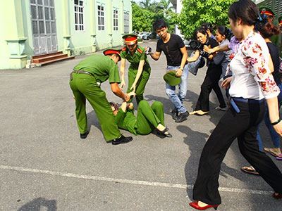 Cảnh hỗn loạn sau phiên xử "quan tài diễu phố"