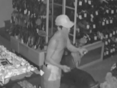 Clip: Tên trộm cầm dao phay đột nhập nhà trong đêm