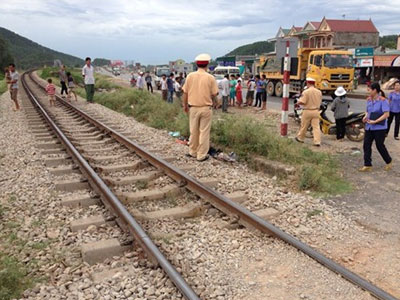 Đón mẹ đi khám bệnh, người đàn ông bị tàu hỏa kéo lê 20m