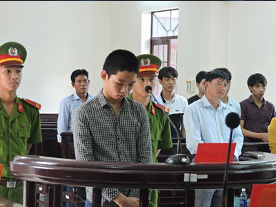 Bị đuổi đánh, nam sinh lớp 11 lấy dao đâm bạn