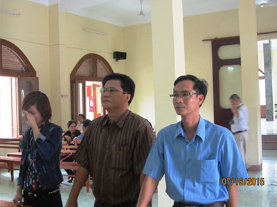 Buộc công an bồi thường 2,3 triệu đồng trong vụ khám ngực phụ nữ