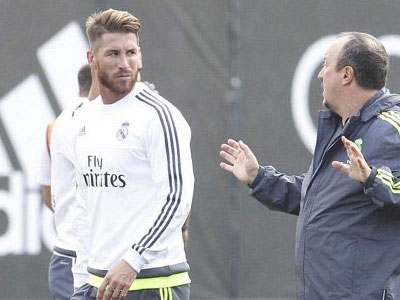 M.U sốt ruột vụ Ramos, Benitez phát biểu trêu ngươi