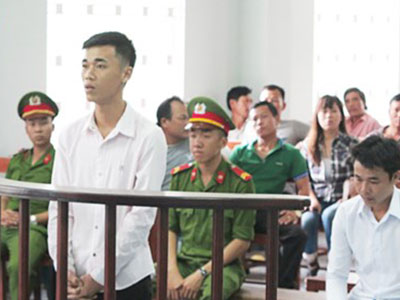 Nhậu say, chạy ngược chiều, đòi "lấy đầu" cảnh sát cơ động