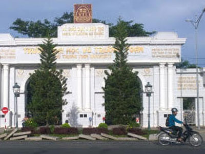 Nộp học phí chậm 1 ngày, phải đóng hơn 11 triệu đồng tiền học lại