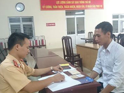 Triệu tập tài xế xe taxi dừng đỗ “bất thường” trên cầu Vĩnh Tuy