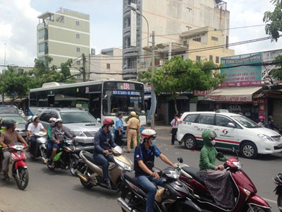 Để xe giữa đường, 2 tài xế “đấu khẩu”, giao thông ùn ứ nghiêm trọng