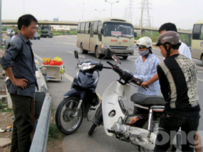 "Nghề lạ đời" kiếm bạc triệu mỗi ngày từ người vi phạm giao thông