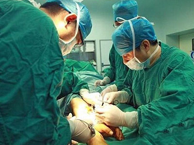 Trung Quốc: Phẫu thuật ghép bàn tay đứt lìa vào chân để cứu tay