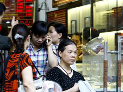 Vàng giảm giá kỷ lục 5 năm qua: Nhộn nhịp bán - mua